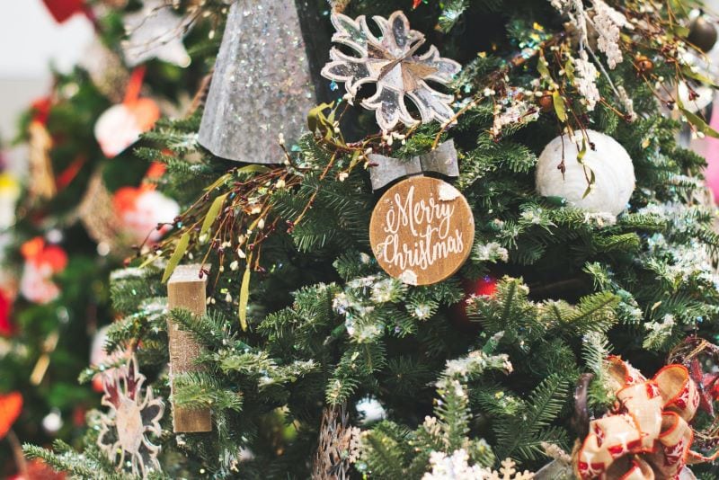How To Set Up Your Prelit Christmas Tree In No Time: Tips and Tricks From The Pros
